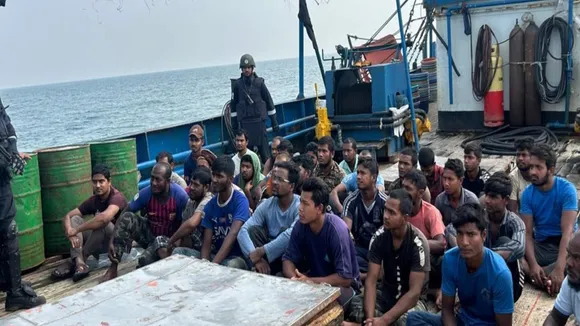 west bengal news today,indian coast guard,bangladesh unrest,bangladeshi fishing vessels,বাংলাদেশের ট্রলার আটক,পশ্চিমবঙ্গের খবর