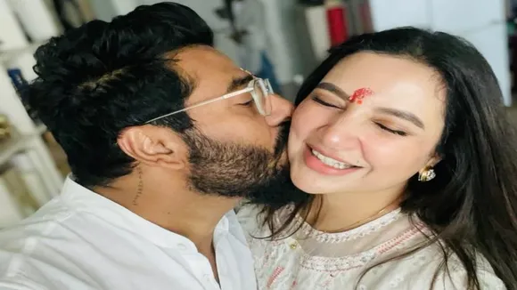 সন্তান সফল হতেই সাগর কিনারে ছুটির মেজাজে