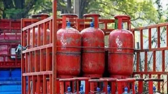LPG Price Hike: এক লাফে অনেকটাই বাড়ল রান্নার গ্যাসের দাম