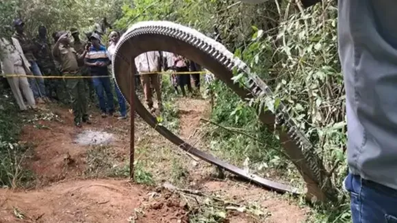 Space Debris falls in Kenya: দক্ষিণ কেনিয়ার মাকুয়েনি কাউন্টির মুকুকু গ্রামে ধাতব রিংটি ভেঙে পড়েছে