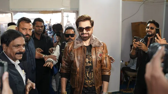 International Mega Trade Fair: শীতের বিকেলে একেবারে অন্য মুডে জিৎ।  India International Mega Trade Fair ঘুরে দেখলেন সুপারস্টার। 