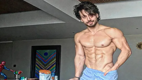 শার্টলেস ছবি পোস্ট করে কী লিখলেন টাইগার?