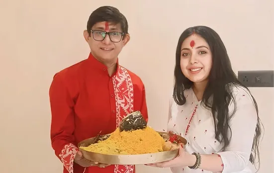 মায়ের কাছে পুজো দিলেন কাঞ্চন-শ্রীময়ী