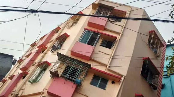 Baghajatin Building Collapse: মঙ্গলবার দুপুরে আচমকা ওই চারতলা ফ্ল্যাটবাড়ি একদিকে হেলে পড়ে