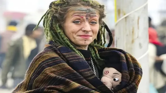foreign woman was seen with the idol of lord ganesha in maha kumbh