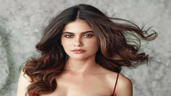 স্কুল পড়ুয়া অদিতির স্তন আঁকড়ে ধরে