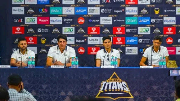 Gujarat Titans: বামদিক থেকে গুজরাট টাইটানসের সহকারি কোচ পার্থিব প্যাটেল, ফ্র্যাঞ্চাইজির সিওও কর্নেল অরবিন্দর সিং, শুভমান গিল ও প্রধান কোচ আশীষ নেহরা
