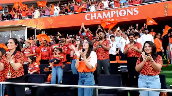 IPL-SRH: ঘরের মাঠ, তাই গ্যালারির অধিকাংশই ছিল হায়দরাবাদ সমর্থকদের দখলেই