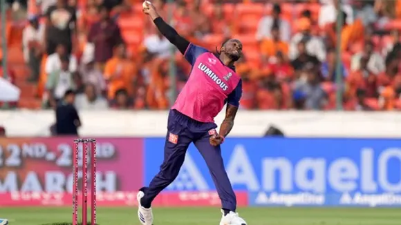 Jofra Archer: হায়দ্রাবাদের বিরুদ্ধে বল করছেন জোফ্রা আর্চার