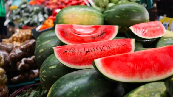 Watermelons: এই সহজ পদ্ধতিগুলো অনুসরণ করলে প্রতিবার সুস্বাদু ও মিষ্টি তরমুজ কিনতে পারবেন