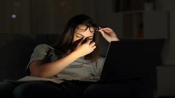 Eye Care Tips: স্ক্রিনলাইট যেমন মোবাইল, ট্যাবলেট বা ল্যাপটপ-কম্পিউটারের স্ক্রিন থেকে নির্গত নীল আলো চোখের জ্যোতির উপর খারাপ প্রভাব ফেলে