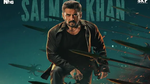 হলের বাইরে কেক কেটে হুল্লোড়