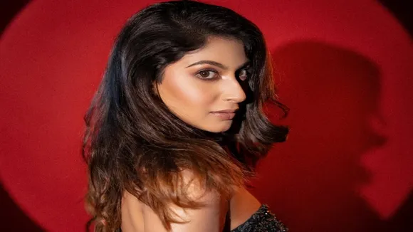 মায়ের একাকীত্ব ঘোচাতে নেলআর্ট পার্লার উপহার 