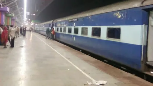 Rail Station: প্ল্যাটফর্মে দাঁড়িয়ে রয়েছে দূরপাল্লার ট্রেন