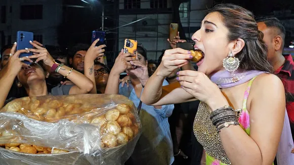 Street Puchka: অভিনেত্রী সারা আলি খান রাস্তায় ফুচকা খাচ্ছেন