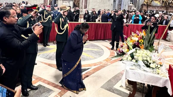 President Droupadi Murmu paid homage to His Holiness Pope Francis: রাষ্ট্রপতি দ্রৌপদী মুর্মু ভ্যাটিকান শহরের সেন্ট পিটারের বাসিলিকাতে পোপ ফ্রান্সিসকে শ্রদ্ধা জানিয়েছেন।