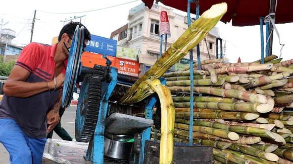 Sugarcane Juice: আখের রস।
