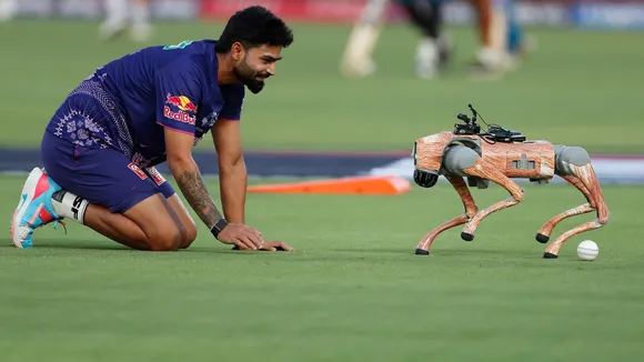 Robot dog at IPL toss: 'রোবট ডগ' এবারের আইপিএলের অন্যতম প্রধান আকর্ষণে পরিণত হয়েছে