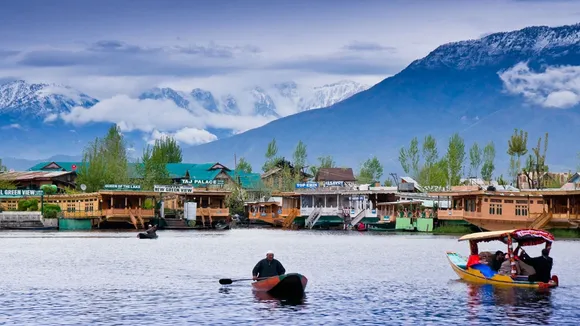 Unidentified object crashes into Dal Lake, loud blasts heard in Kashmir Valley