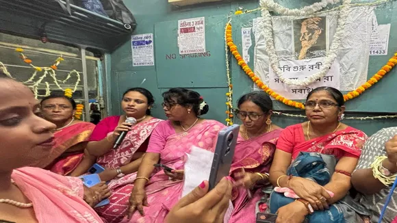 Rabindra Jayanti celebrated In Local Train: 