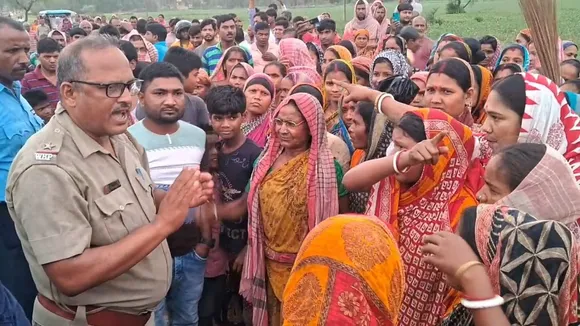 Malda Bhutni liquor shop protest,  Women protest liquor store Malda,  Anti-liquor protest Bhutni  ,Malda women liquor shop removal  ,Bhutni women protest liquor vend,  Liquor shop protest Malda women,  Bhutni anti-liquor demonstration,  Malda women demand liquor shop closure,  Bhutni liquor store protest by women,  Malda liquor shop relocation protest,মালদা ভূতনি বিক্ষোভ,  মহিলা বিক্ষোভ মদের দোকান,মদ বিরোধী আন্দোলন , মালদা মহিলা প্রতিবাদ