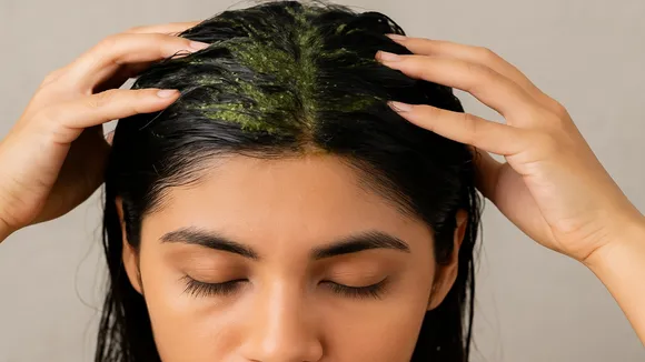 Homemade curry leaves hair mask for black hair: সুন্দর, পরিষ্কার স্ক্যাল্পে করিপাতার পেস্ট লাগানোর দৃশ্য।