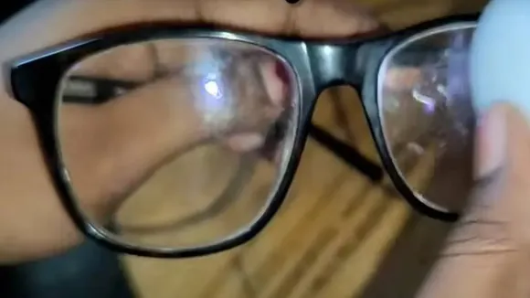Cleaning Glasses Lifestyle: পুরোনো চশমাটাকেই যদি ঘরে বসে মাত্র কয়েকটি জিনিস দিয়ে ঠিকঠাক করে নেওয়া যায়, ক্ষতি কী?