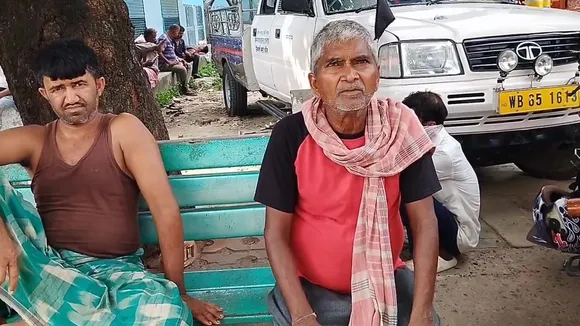 Malda  ,woman dies from roof fall  ,bee attack  ,bee sting,  fall from terrace  ,roof accident,  fatal bee attack Malda  ,local news Malda,মালদা  ,ছাদ থেকে পড়ে মৃত্যু  ,মৌমাছির তাড়া,  মৃত্যু মহিলা,  মৌমাছি আক্রমণ,  ছাদ দুর্ঘটনা  ,আনুমানিক ঘটনা মালদা  ,স্থানীয় সংবাদ