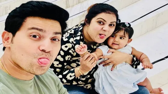 মেয়েকে নিয়ে বাড়ি ফিরছেন