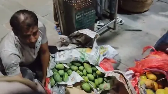 Malda liquor smuggling  ,Liquor hidden in mango crates,  Smuggling to Bihar  ,Liquor trafficker arrested  ,Illegal liquor trade,  Mango truck liquor,  Border smuggling  ,Bihar-bound liquor,  Alcohol seizure  ,Police crackdown Malda,মালদা মদ পাচার  ,আমের আড়ালে মদ পাচার,  বিহারে মদ পাচার  ,মদসহ গ্রেফতার  ,চোরাচালান,  মদবাহী ট্রাক  ,মালদা খবর  ,সীমান্তে মদ চোরাচালান,  মাদক বিরোধী অভিযান,  পুলিশি অভিযান