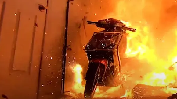 Electric Scooter Fire: ভয়াবহ দুর্ঘটনা রুখতে আগেভাগেই সাবধানতা অবলম্বন করা উচিত।