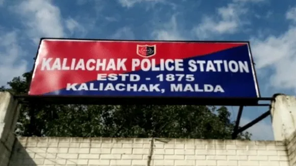 Malda Kaliachak extortion businessman tied to tree  ,Kaliachak extortion beaten tree Malda  ,businessman assaulted for extortion Malda Bengal,  Malda Kaliachak violent extortion attack  ,মালদা কালিয়াচক গাছে বেঁধে মারধর  ,কালিয়াচক তেলাবাজি ব্যবসায়ী মারধর,  কালিয়াচক, ব্যবসায়ী নির্যাতন , মালদার খবর,Malda News,west bengal news today,latest bengali news,bengali news today