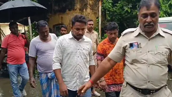 Siddiqullah Chowdhury convoy attack,  5 arrested,  Purba Bardhaman Monteswar,  TMC supporters arrested  ,stones and sticks,  black flag protest  ,minister injured,  police raid,সিদ্দিকুল্লা চৌধুরী কনভয়ে হামলা  ,পূর্ববর্ধমান মন্তেশ্বর,  ধৃত ৫  ,তৃণমূল কর্মী গ্রেপ্তার  ,গাড়িতে ইট, লাঠি হামলা,  কালো পতাকা,  পুলিশ অভিযান,  মন্ত্রী আহত