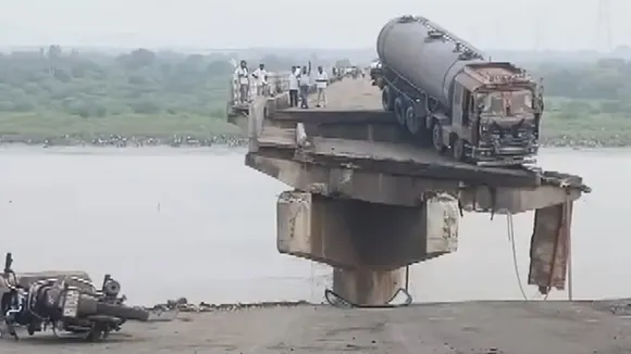 Gujrat Bridge collapses, গুজরাট সেতু ভেঙে পড়া, গম্ভীরা ব্রিজ দুর্ঘটনা, আনন্দ ভডোদরা সেতু বিপর্যয়, গুজরাট মহিসাগর নদীর ব্রিজ ধস, গুজরাট ব্রিজ অ্যাক্সিডেন্ট আজ সেতু ভেঙে মৃত্যু গুজরাট, নদীতে পড়ল গাড়ি গুজরাট, গুজরাট সেতু দুর্ঘটনায় মৃত, SDRF উদ্ধার অভিযান গুজরাট, ভয়াবহ ব্রিজ দুর্ঘটনা, বিরোধীদের তোপ গুজরাট দুর্ঘটনা, গুজরাটে কংগ্রেসের প্রতিক্রিয়া, গুজরাট সরকারের গাফিলতি অভিযোগ