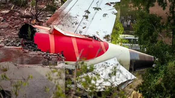 Air India Plane Crash, সুমিত সাভারওয়াল পাইলট  বোয়িং ৭৮৭-৮ দুর্ঘটনা  ফ্লাইট AI171 দুর্ঘটনা  ব্ল্যাক বক্স রেকর্ডিং  ইঞ্জিনের জ্বালানি কন্ট্রোল সুইচ  থ্রাস্ট লিভার কাটঅফ  এয়ার ইন্ডিয়ার প্রতিক্রিয়া  নাশকতা বা ষড়যন্ত্রের প্রমাণ নেই  পাইলট ক্লাইভ কুন্ডার  ককপিট রেকর্ডিং বাংলা  বিমান দুর্ঘটনার কারণ