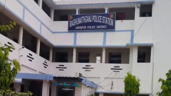 Murshidabad Raghunathganj arrested three Bangladeshis  ,cattle smuggling Raghunathganj,  illegal border entry India Bangladesh  ,Kutubpur ghat police operation  ,Bangladeshi traffickers arrested West Bengal,মুর্শিদাবাদ রঘুনাথগঞ্জ এসআইও পুলিশ,  তিন বাংলাদেশি গ্রেফতার,  গরু পাচার অভিযোগ,  অবৈধ অনুপ্রবেশ,  কুতুবপুর ঘাট  ,রঘুনাথগঞ্জ থানার অভিযান,  চাঁপাইনবাবগঞ্জ ব্যাচগ্রাউন্ড