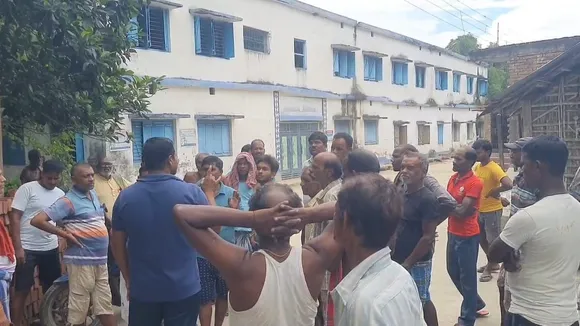 Malda, Manikchak, school, indecent behavior with girl students, teacher accused, complaint against teacher, student safety, West Bengal education department, sexual harassment, school scandal,মালদা, মানিকচক, স্কুল, ছাত্রীদের অশালীন আচরণ, শিক্ষক অভিযুক্ত, শিক্ষকের বিরুদ্ধে অভিযোগ, ছাত্রীর নিরাপত্তা, পশ্চিমবঙ্গ শিক্ষা দপ্তর, যৌন হয়রানি, বিদ্যালয় কেলেঙ্কারি