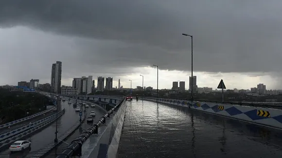 কলকাতা আজকের আবহাওয়া, পশ্চিমবঙ্গে রেড অ্যালার্ট, উত্তরবঙ্গ ভারী বৃষ্টি, কলকাতায় বজ্রবিদ্যুৎ সহ বৃষ্টি, হাওয়া অফিস সতর্কতা, IMD red alert Jalpaiguri Kalimpong, Kolkata thunderstorm forecast, West Bengal rain alert August 2025, Kolkata weather live update, Bengali weather news live.