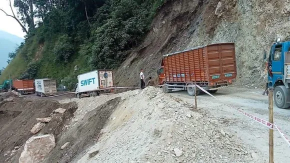 Sikkim-bound NH-10 closed, National Highway 10 traffic disruption, NH-10 3-day closure, traffic pressure on Coronation Bridge, Sikkim road closure update, Siliguri traffic congestion, West Bengal-Sikkim connectivity issue, NH-10 landslide or maintenance, alternative route to Sikkim, heavy vehicle diversion,সিকিমগামী এনএইচ-১০ বন্ধ, জাতীয় সড়ক ১০ যানজট, এনএইচ-১০ তিন দিনের জন্য বন্ধ, করোনেশন সেতুতে চাপ বৃদ্ধি, সিকিম যাওয়ার রাস্তা বন্ধ আপডেট, শিলিগুড়ি যানজট, পশ্চিমবঙ্গ-সিকিম সংযোগ সমস্যা, এনএইচ-১০ ভূমিধস বা মেরামতি, সিকিমের বিকল্প রুট, ভারী যানবাহন ঘুরপথে পাঠানো