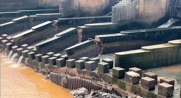 Tilpara Barrage, birbhum news, west bengal news today, Bengali news today, tilpara bridge, তিলপাড়া ব্যারাজ, তিলপাড়া সেতু ওয়াটার ডিভাইডার ভেঙে পড়ল, বীরভূমের খবর