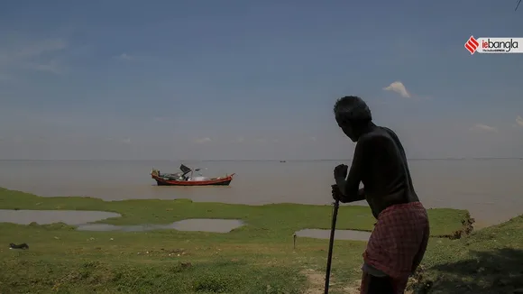 Ghoramara Island, river erosion, climate change, Muriganga River, Hooghly River, Bay of Bengal, rising sea level, embankment breach, Sundarbans, environmental crisis, land loss, climate refugees, high tide, tidal surge, West Bengal environment, Ghoramara Panchayat, homes destroyed, Kakdwip, Sheikh Aftabuddin, Shefali Kark, Ambia Khatun, Lohachara Island, Suparibhanga, government action, sinking island