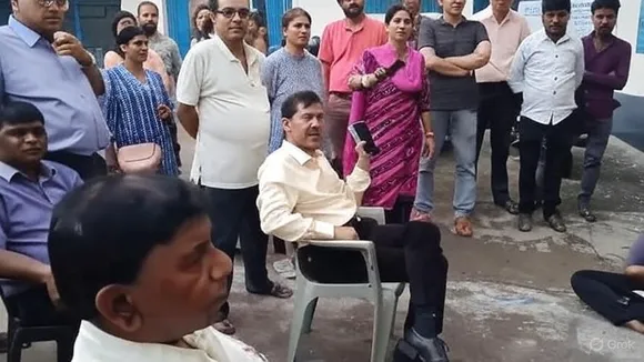 Malda news, gour college, west bengal news today, malda,Bengali news today, student protest, Kolkata news, মালদার খবর, মালদার গৌড় কলেজে দুর্নীতির অভিযোগ, অধ্যক্ষকে ঘেরাও করে বিক্ষোভ পড়ুয়াদের