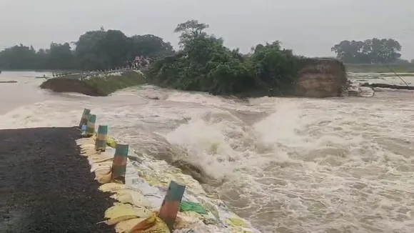 13 August 2025, Bhutni embankment collapse, Ganga river water surge, flood, river erosion, Malda, West Bengal, disaster, affected villages, rescue operation, property damage, heavy rainfall, embankment breach,১৩ অগাস্ট ২০২৫, ভূতনি বাঁধ ভেঙে পড়া, গঙ্গার জলের তোড়, বন্যা, নদীভাঙন, মালদা, পশ্চিমবঙ্গ, দুর্যোগ, ক্ষতিগ্রস্ত গ্রাম, উদ্ধার অভিযান, সম্পত্তি ক্ষতি, ভারী বৃষ্টি, বাঁধ ভেঙে যাওয়া