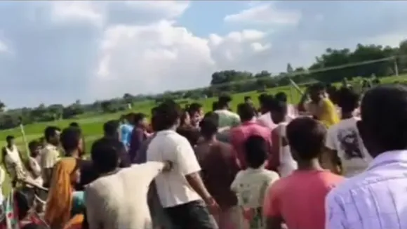 Police attacked in Harishchandrapur, Salishi meeting police assault Malda,  Car vandalized during police rescue operation,  TMC leader instigated village salishi assault  ,Five arrested after attack on police in Malda  ,Salishi turning violent: Police vs villagers in Bengal  ,Eveteasing accusation salishi escalates to violent clash , Village salishi police conflict, car damage Malda  ,TMC pressure leads to assault on police during salishi  ,Five arrests after police attacked in Harishchandrapur,হরিশ্চন্দ্রপুর সালিশিতে পুলিশ আক্রান্ত  ,মালদা গ্রামের সালিশি সভায় পুলিশের ওপর হামলা  ,গাড়ি ভাঙচুর পুলিশ উদ্ধার অভিযানে সংঘর্ষ,  তৃণমূল নেতার নির্দেশে সালিশি সভা,  ৫ জন গ্রেফতার পুলিশি হস্তক্ষেপে,  ডাটিওন গ্রামে পুলিশ বনাম জনগণ সংঘর্ষ , সালিশিতে অভিযুক্তকে মারধর, পুলিশ উদ্ধার অভিযান  ,রণক্ষেত্র হরিশ্চন্দ্রপুর: পুলিশের গাড়ি ভাঙচুর,  ইভটিজিং অভিযোগে সালিশি, পুলিশের ওপর আক্রমণ  ,পুলিশের গাড়িতে ভাঙচুর ও হামলা, জখম পাঁচ পুলিশ