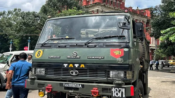 Army truck stopped by Kolkata police  ,dangerous driving Army truck Kolkata,  Army truck seizure front of Writers Buildings  ,Kolkata traffic police halt Army vehicle , Army vs police road incident Kolkata,Indian Army truck seized for reckless driving,সেনাবাহিনীর ট্রাক আটকল কলকাতা পুলিশের কাছে,  মহাকরণার সামনে ট্রাক আটকানো,  কলকাতা ট্রাফিক পুলিশ ও সেনা ট্রাক সংঘর্ষ,  Writers’ Buildings সামনে সেনা ট্রাক আটকানো  ,বিপজ্জনক গাড়ি চালনার অভিযোগ সেনা ট্রাক,  নগর পুলিশ-সেনা সংঘর্ষ কলকাতা  ,সিনেমা বা মহাকরণা নয়, মাঠে বাস্তব ট্রাক বিরোধ  ,সড়ক নিরাপত্তা অধিকতর বেশি, সেনা নয়, ট্রাফিক পুলিশ