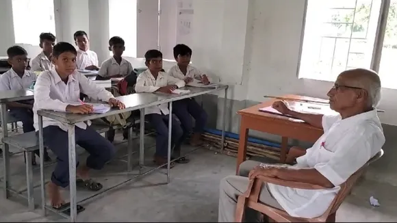 76-year-old teacher,  retired teacher  ,still teaching,  Jamalpur block,  Basantapur Junior High School,  West Bengal,  teacher shortage,  volunteer teaching,  underprivileged children,  free education  ,keeping school open,  glimmer of hope,Teacher's Day 2025,Sarvepalli Radhakrishnan,সর্বপল্লী রাধাকৃষ্ণন,শিক্ষক দিবস ২০২৫, ৭৬ বছর বয়সী শিক্ষক  ,অবসরপ্রাপ্ত শিক্ষক,  এখনও পড়াচ্ছেন  ,জামালপুর ব্লক,  বসন্তপুর জুনিয়র হাই স্কুল  ,পশ্চিমবঙ্গ,  শিক্ষক সংকট,  স্বেচ্ছাসেবক শিক্ষক,  সুবিধাবঞ্চিত শিশু,  বিনামূল্যে শিক্ষা  ,স্কুল চালিয়ে রাখা  ,আলোর সঞ্চার (আশার ঝিলিক)