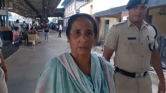 Baruipur female ticket examiner hot food thrown,  train passenger throws food at ticket checker Baruipur,  hot ghugni thrown at ticket inspector India,  Baruipur train incident ticket inspector assaulted food,  passenger attacks ticket inspector with hot snack,বারুইপুর মহিলা টিকিট পরীক্ষক গরম ঘুগনি,  বারুইপুর ট্রেনে টিকিট পরীক্ষক মুখে গরম খাবার ছোড়া,  Baruipur train ticket checker hot ghugni  ,ট্রেনে যাত্রী দ্বারা টিকিট পরীক্ষকের ওপর হামলা,  Baruipur ticket inspector hot food assault