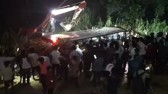 লখনউ, Lucknow, সড়ক দুর্ঘটনা, Road accident, কাকোরি, Kakori, রোডওয়েজ বাস, Roadways bus, ট্যাঙ্কারের সাথে সংঘর্ষ, Collision with tanker, খাদে পড়ে, Fell into ditch, নিহত, Dead, আহত, Injured, মুখ্যমন্ত্রী যোগী আদিত্যনাথ, CM Yogi Adityanath, উদ্ধারকাজ, Rescue operation, হাসপাতাল, Hospital, ট্রমা সেন্টার, Trauma center