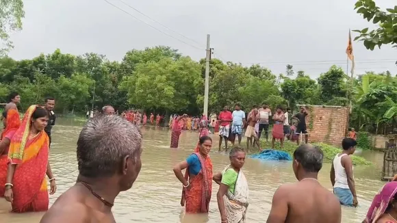 Malda flood,  Manikchak flood  ,Malda flood death,  Manikchak accident  ,2 dead in flood , Malda district news  ,Malda waterlogging,  Malda river erosion  ,North Bengal flood update,  Manikchak tragedy,মালদা বন্যা,  মানিকচক বন্যা,  মালদায় বন্যায় মৃত্যু,  মানিকচক দুর্ঘটনা,  বন্যায় মৃত ২  ,মালদা জেলা খবর,  মালদায় জলবন্দি  ,মালদায় নদী ভাঙন,  উত্তরবঙ্গ বন্যা সংবাদ  ,মানিকচক মৃত্যু