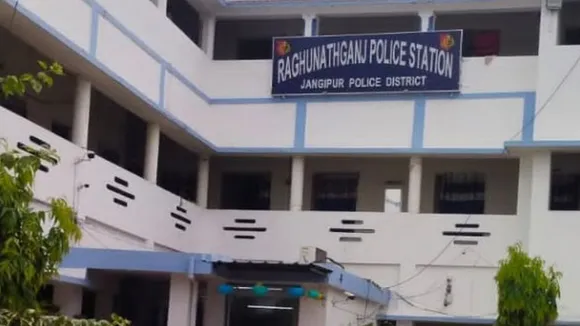 Murder,  Elderly killed  ,Iron rod assault  ,Domestic dispute  ,In-laws abuse  ,Forced confinement,  Fatal injury  ,Medical examination / Autopsy  ,Police rescue , Murshidabad crime,হত্যা,  বৃদ্ধ নিহত  ,লোহার রড দিয়ে হামলা,  পারিবারিক ঝগড়া  ,শ্বশুর বাড়ির অত্যাচার,  মেয়েকে ঘরে আটকে রাখা  ,মৃত্যুর কারণ রডের আঘাত,  পুলিশ উদ্ধার,  ময়নাতদন্ত  ,মুর্শিদাবাদ অপরাধ